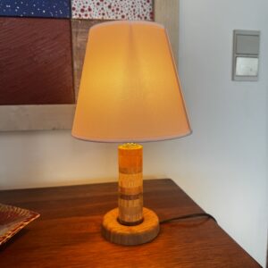 Lampe artisanale Lili, en patchwork de bois tourné et support de pied en hêtre, abat-jour blanc crème (ampoule E14)