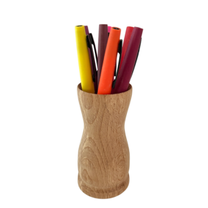 Aurian: Porte-bics, crayons et stylos, à la forme très originale, en chêne et fini à l'huile de citron