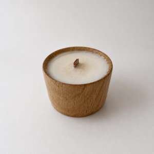 Bougie Isalise, de fabrication 100% artisanale et naturelle en chêne, de taille moyenne