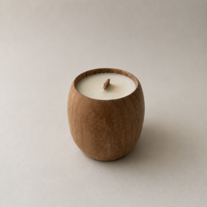Bougie Clary, fabrication 100% artisanale, en bois de hêtre, format ovale, avec double mèche maison en bois et cire de soja naturelle