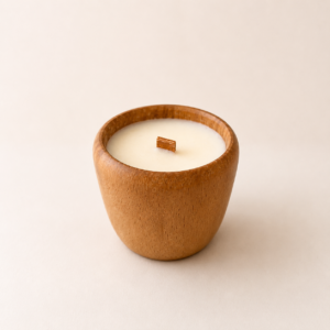 Bougie Danao, totalement artisanale et naturelle en hêtre, cire de soja bio et mèche en bois faite maison