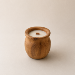 Bougie Valentine, en bois de hêtre, format pot de yaourt, totalement artisanale et naturelle
