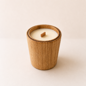 Bougie Joséphine, de fabrication artisanale et naturelle, en frêne, cire de soja bio et mèche en bois faite maison