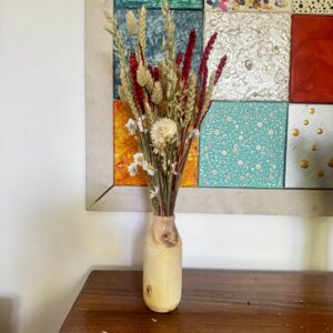 Vase bouteille, en eucalyptus et fleurs des champs