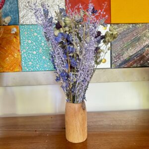 Petit vase en hêtre avec fleurs séchées de printemps