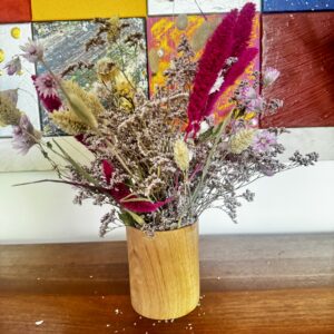 Vase en chêne, bouquet de fleurs de printemps séchées
